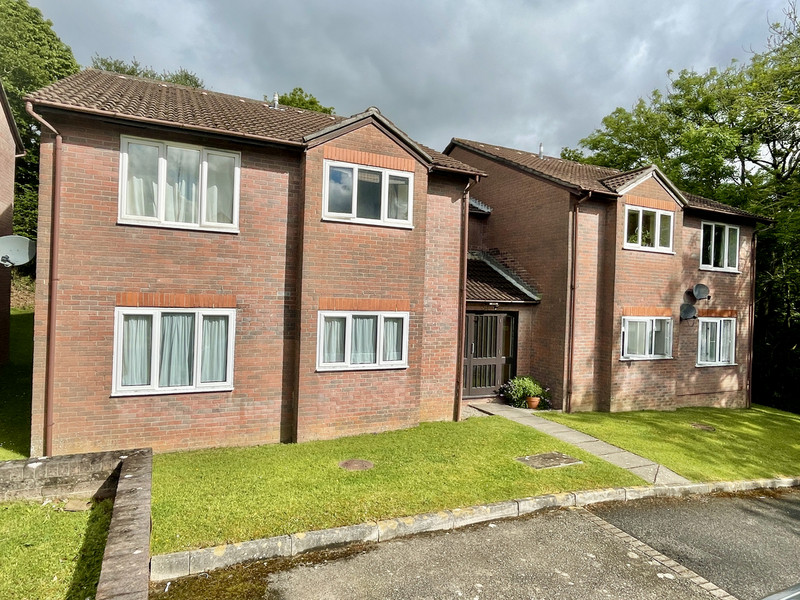 A modern, purpose built first floor apartment in a quiet, tucked away position, well placed for local amenities. Communal Entrance, Private Hallway, Living Area, Kitchen, Bathroom, Double Bedroom, PVCu D/G, Electric Heating. Communal Gardens,...