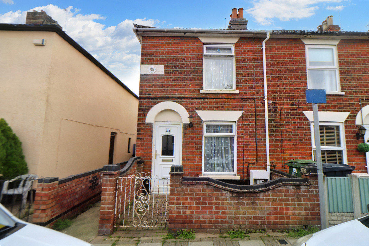 GREAT INVESTMENT OPPORTUNITY WITH TENANT IN PLACE 2 bed Terrace House