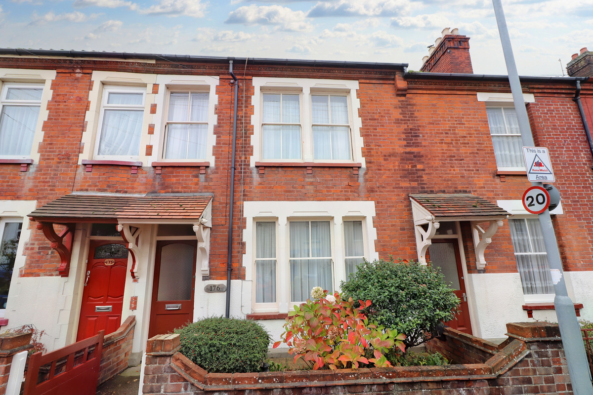 ***CHAIN FREE*** Spacious four bedroom mid terraced house in popular location between Gorleston