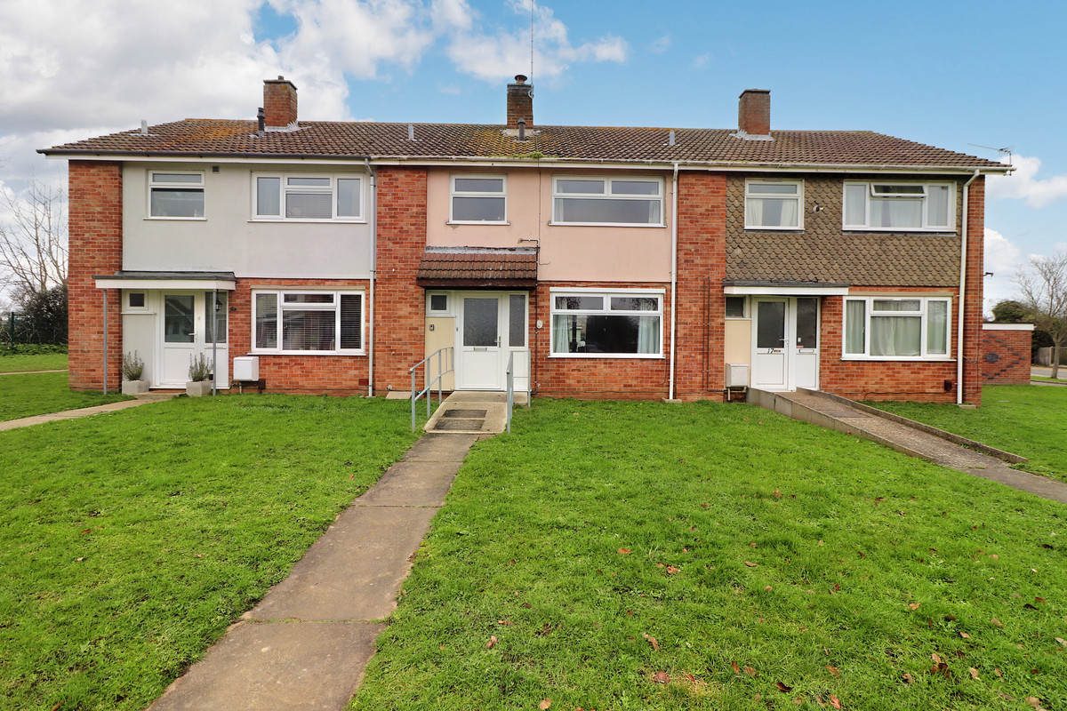 ***CHAIN FREE*** Spacious three bedroom mid terraced house in desirable