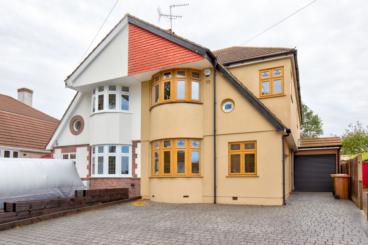 Extensively extended, 3/4 bed semidetached chalet house offered for
