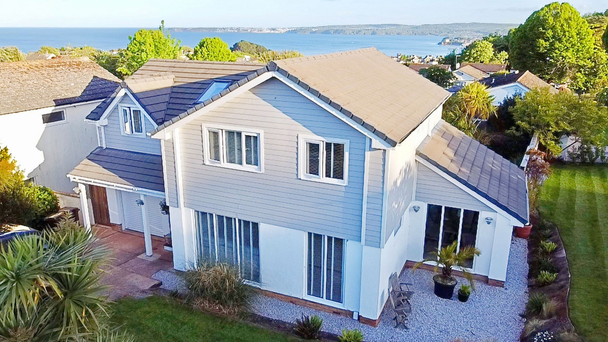 AN IMPRESSIVE 4 BEDROOM DETACHED HOUSE IN A CORNER PLOT POSITION WITH A