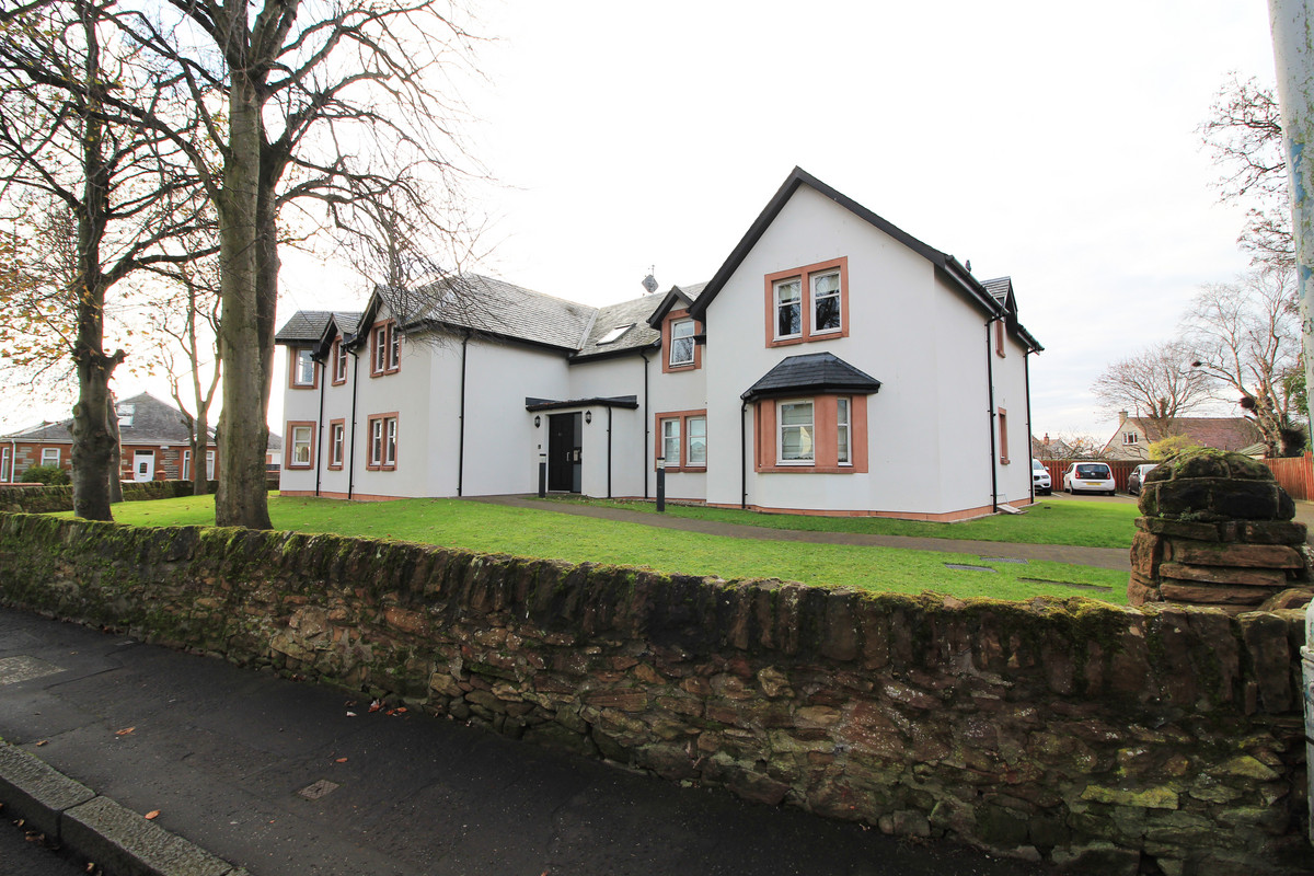 Immaculately presented ground floor apartment in a desirable location